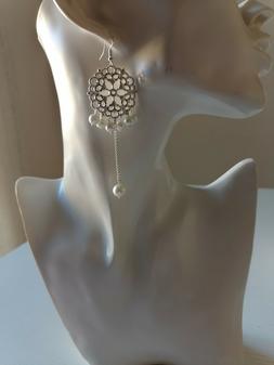 Con Monachella Di Filigrana E Perle Pendenti Lunghi
