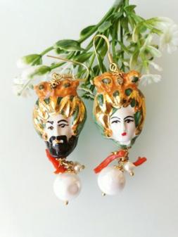 Con Teste Di Moro  In Ceramica Di Caltagirone E Perle Bianch