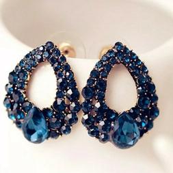 Donna A Goccia Base Dorata Con Pietre E Strass Blu