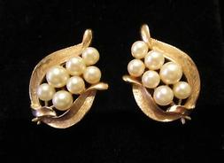 Firmati Trifari Crown  In Tono Oro Con Perle Bianche A Fogli