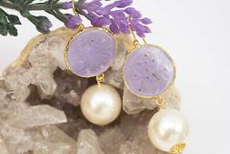 Giada Lavanda Incisa Grandi Perle Ottone Oro Earrings Lavend