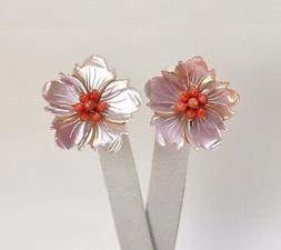 In Oro Giallo 18kt Con Fiori Madreperla Rosa E Corallo Rosa 