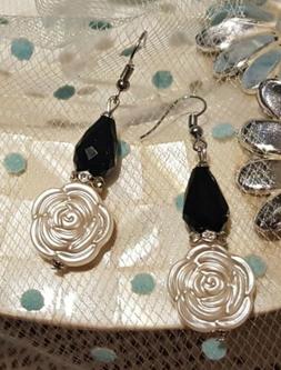 Pendenti Donna Rose Bianche E Cristalli A Goccia Neri