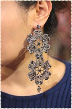 Pizzo Macram&egrave; Color Grigio Con Pendenti Artigianali Con Str