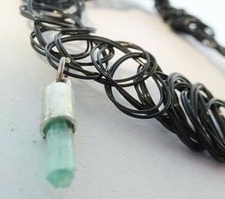 Pendente esagonale a smeraldo grezzo, in argento sterling